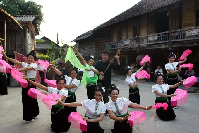 hotel mai chau traditional dance